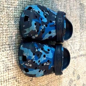 Youth 4 camp crocs in great condition.